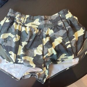 Lululemon hottie hot shorts 2.5 inch!